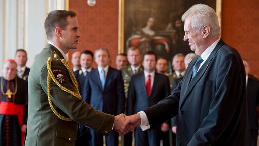 Prezident Miloš Zeman jmenoval 28. října na Pražském hradě do funkce brigádního generála ředitele Ředitelství speciálních sil Ministerstva obrany ČR Karla Řehku.