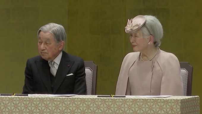 Císař Akihito abdikoval.