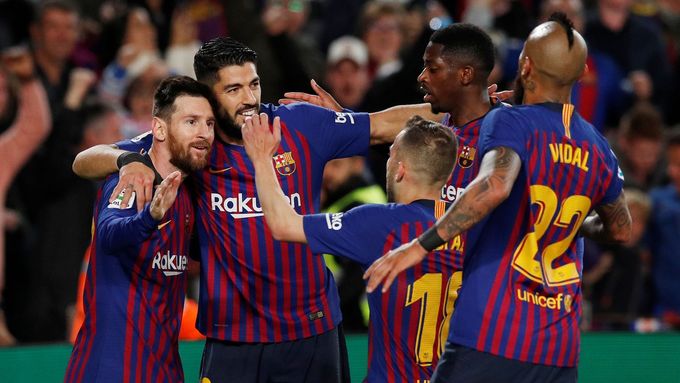 Fotbalisté Barcelony oslavují vítězství nad Levante.