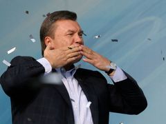 Janukovyč ještě zákon nepodepsal, přesto se již s rudou vlajkou slavilo