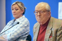 Rodinná bitva Le Penových pokračuje. Jean-Marie zůstává čestným předsedou své strany