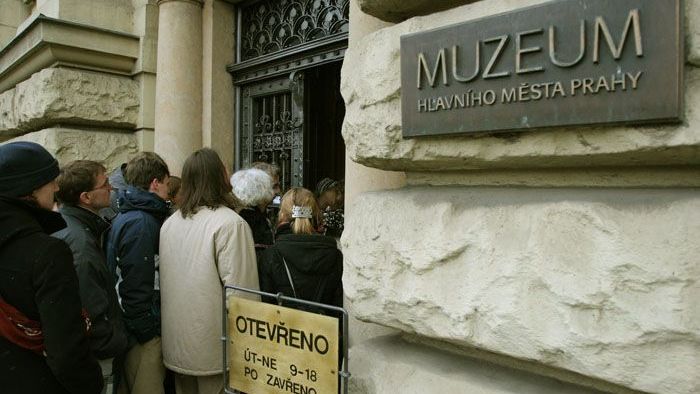 Zájem je velký. V neděli se na rituál vzniku mandaly přišlo podívat přes tisíc lidí. Kvůli této události se muzeum výjimečně otevřelo i v pondělí.