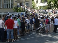 Stovky Ukrajinců čekaly 25. května 2014 ve frontě před ambasádou v Praze, kde volili svého prezidenta.