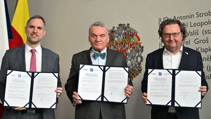 Podpis koaliční smlouvy. Zleva Zdeněk Hřib (Piráti), Bohuslav Svoboda (ODS) a Petr Hlaváček (STAN).