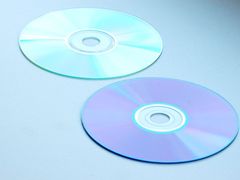 Inkriminované nahrávky byly rozšířeny v obálkách obsahujících vždy po dvou discích s více než hodinovým záznamem