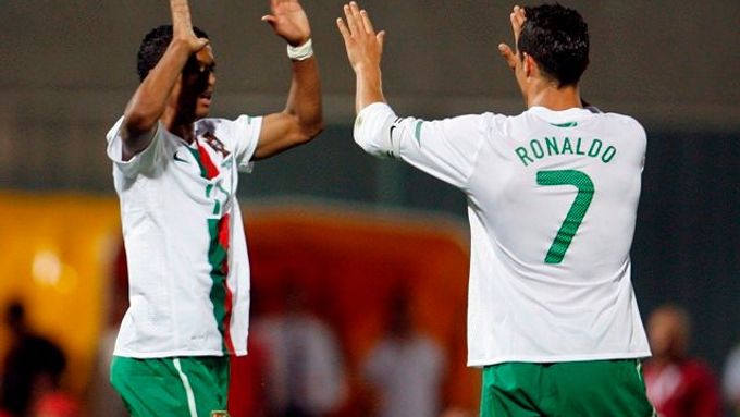 Ronaldo a Nani se radují z postupu.