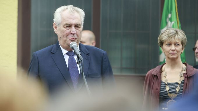Miloš Zeman se starostkou Vyšních Lhot.