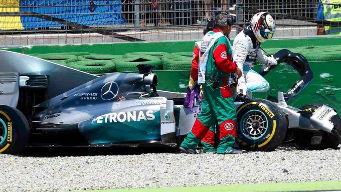 Tvrdý střet Lewise Hamiltona se svodidly v první části kvalifikace na GP Německa formule 1.