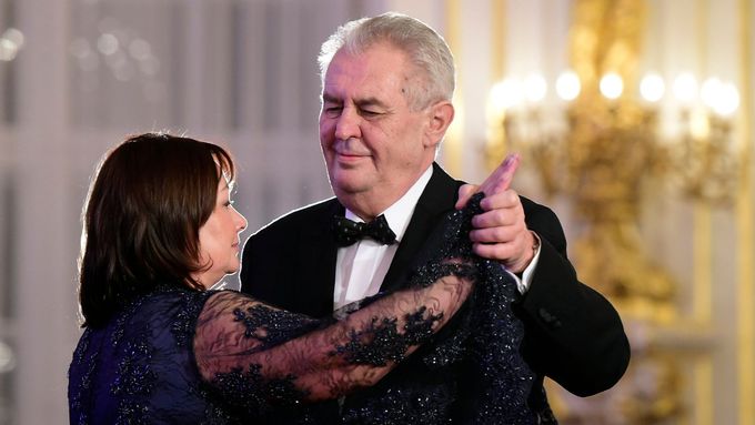 První pár: Miloš Zeman s manželkou Ivanou.