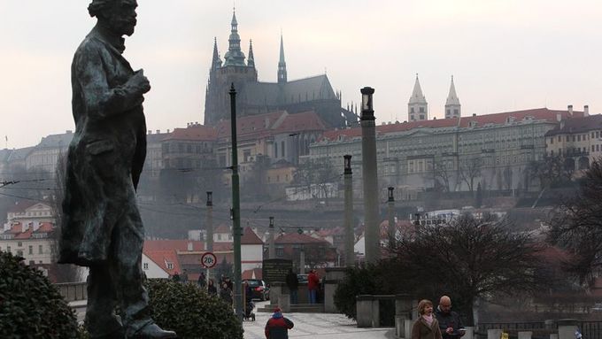 Praha, kam přijíždí nejvíc turistů ze zahraničí, je zároveň nejdražší město v Česku. I tak se prý Američanům dovolená u nás vyplatí.