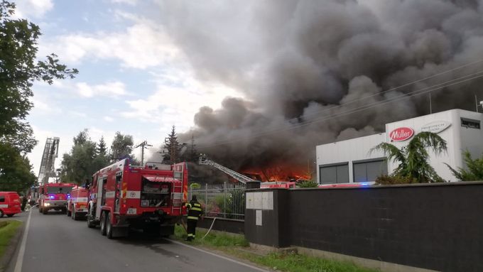 Požár haly v pražské Uhříněvsi.