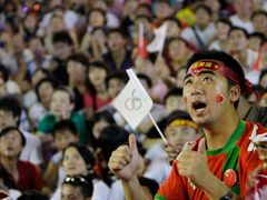 Divák na slavnostním zahájení olympiády na Národním stadionu v Pekingu