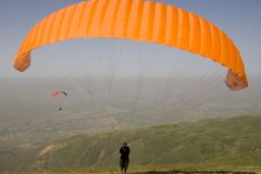 Paraglidista před smrtelným pádem nezvládl řízení