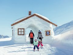 Funslope je veselá dráha se skokánky, smyčkami, tunely a dalšími překážkami, které malým i velkým lyžařům zpestří jízdu.
