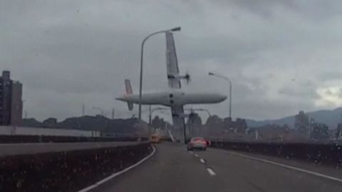 Na Tchaj-wanu se zřítilo letadlo na dálnici