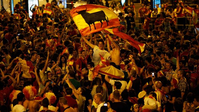 FOTO Noční španělská fiesta. Vyhrané Euro se slavilo do rána