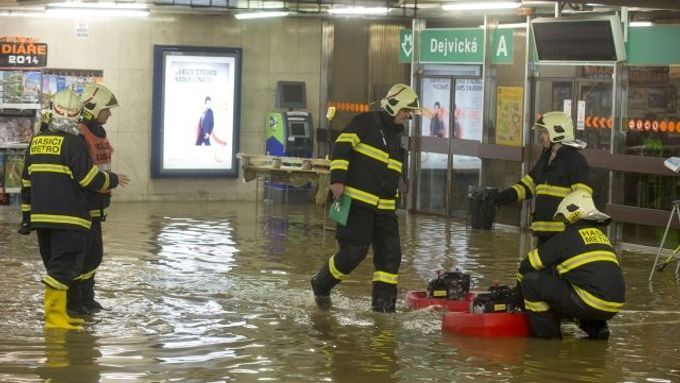 Havárie potrubí zastavila metro A