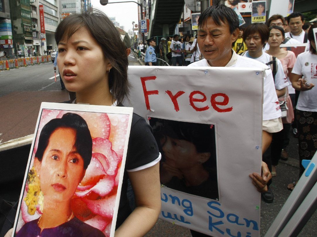Tokio - mítink na podporu Aun Schan Su Ťij