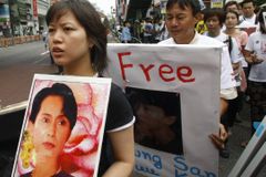 Milice rozehnaly v Rangúnu oslavu narozenin Su Ťij
