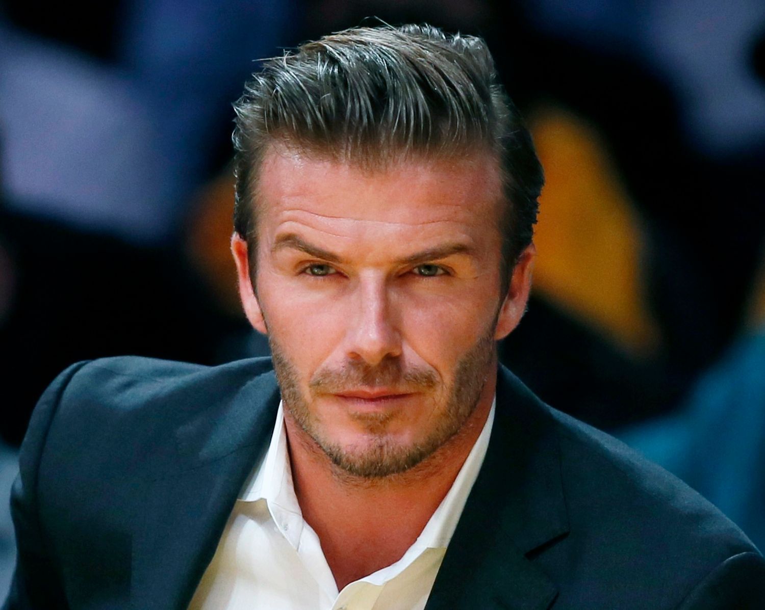 Fotbalista David Beckham sleduje utkání NBA 2012/13 mezi Los Angeles Lakers a Dallasem Maverics.