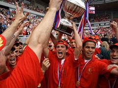 Hráči Slavie pozvedli na hřišti svého nového stadionu pohár pro Mistra Gambrinus ligy.