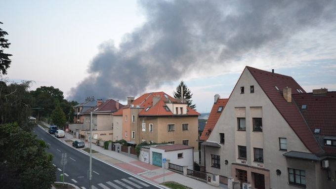 Požár skladu textilu ve Vysočanech