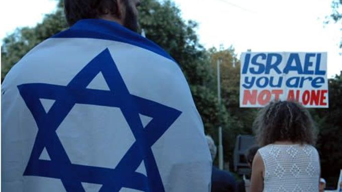 Strach z protiizraelských demonstrací vyústil v zákaz vstupu fanoušků na tenis.