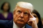 "Dokonalá bouře" problémů. Pod tlakem krizí Trump za pochodu mění zahraniční politiku USA