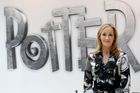 Rowlingová se omluvila postiženému chlapci, na Donalda Trumpa s omluvami zapomněla