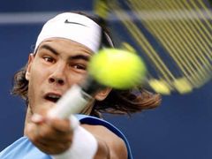 Rafael nadal hraje forhend v utkání proti Tomáši Berdychovi na turnaji v Torontu.