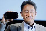 Šéf divize Sony Computer Entertainment, Kazuo Hirai, při oficiálním představení NGP novinářům.