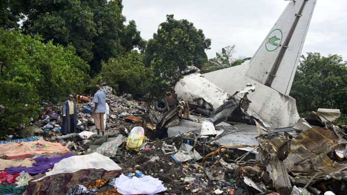 Necelý kilometr od letiště v jihosúdánské metropoli Jubě se po startu zřítilo letadlo ruské výroby Antonov. Na palubě i na zemi zemřelo více než čtyřicet lidí. Pád letadla přežili tři lidé.