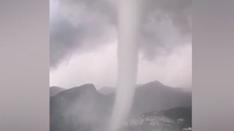 Video: Itálií se prohnala tornáda. Strhávala střechy a ničila domy