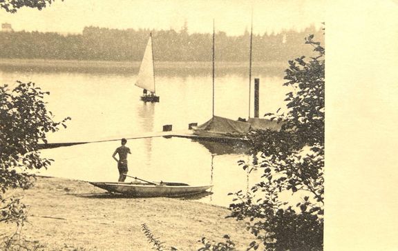 Plachtění na Medlově, 30. léta. V té době patřilo k moderní zábavě. Vznikla řada pohlednic a plachtění se často objevovalo také v moderním tisku.