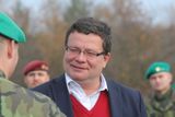 Ministr obrany Alexandr Vondra opustil politické bojiště, aby se zocelil na cvičišti.