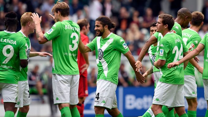 Fotbalisté Wolfsburgu po jedné z branek do sítě Leverkusenu.