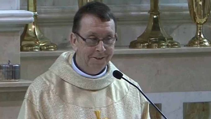 Irský kněz zazpíval na svatbě Hallelujah a dojal nevěstu