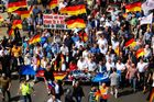 V Berlíně se sešly tisíce příznivců i odpůrců protiimigrační AfD, pochodovaly k Braniborské bráně