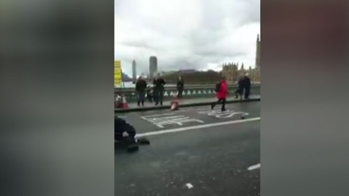 Lidé ošetřují zraněné po londýnském útoku.
