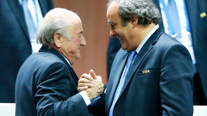 Sepp Blatter a Michel Platini na fotce jsou ještě oba spokojení.