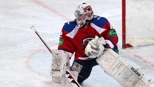 Hokejový brankář Lva Praha Tomáš Pöpperle v utkání KHL 2012/13 proti Atlantu Mytišči.