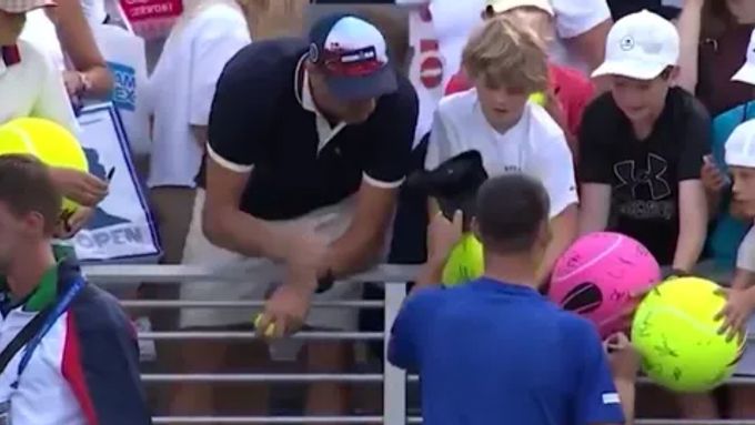 Malý fanoušek měl dostat dárek od tenisty, dopadlo to ale jinak. Muž, který mu ji sebral, se nyní omlouvá.