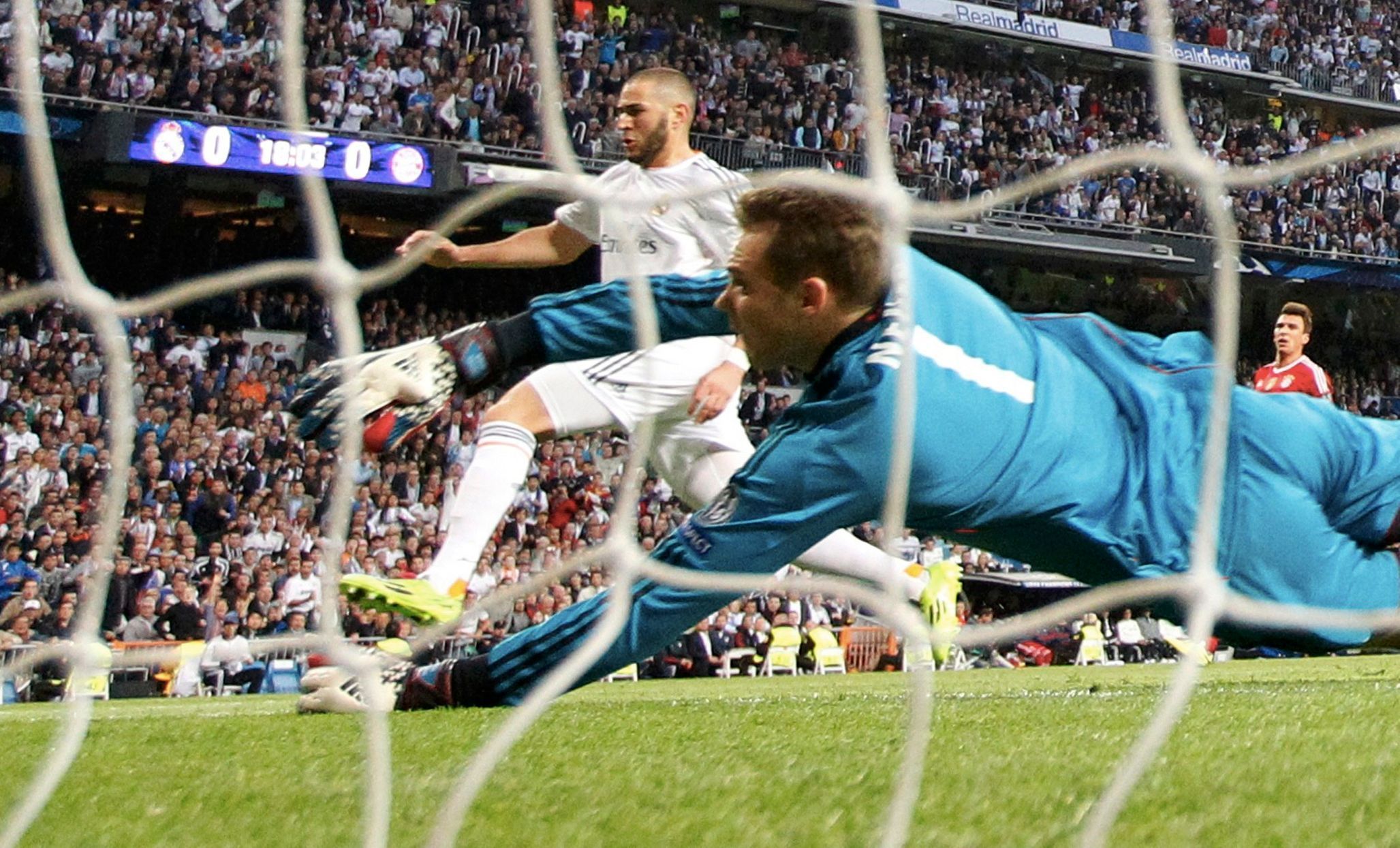 LM, Real-Bayern: Karim Benzema dává gól Manuelu Neuerovi