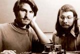 1975 - V Silicon Valley vzniká neformální Homebrew Computer Club. V aule Standfordské univerzity scházejí technologičtí excentrici a entuziasté. Vyměňují si tady nejen součástky ke svým průkopnickým přístrojům, ale i myšlenky a nápady. Jobs tady potkává inženýrského génia Steva Wozniaka, který tou dobou navrhuje kalkulačky v Hewlett-Packard.