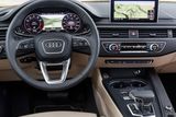 Audi - Za navigační systém, který je součástí MMI, se platí navíc minimálně 42 300 korun. Dalších 3100 korun navíc vám koupí větší uhlopříčku. Řeč je o modelu A4.