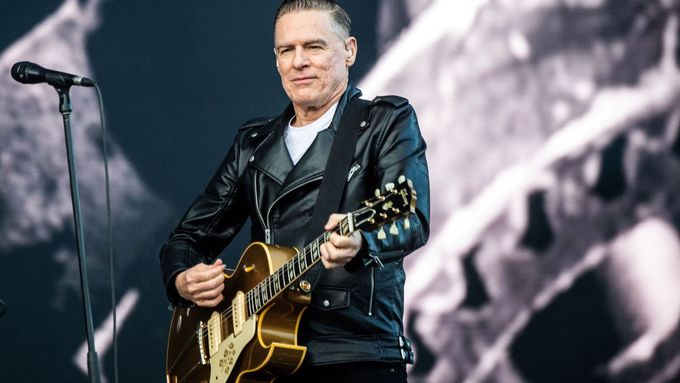 Bryan Adams během koncertu v dánském Odense.