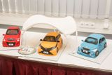 Na počest desetiletého výročí byly mimo jiné upečeny dorty ve tvaru všech tří zde vyráběných automobilů. Trojice vozů si je technicky velmi příbuzná. Jejich karosérie může mít na boku buď jeden, nebo dva páry dveří.