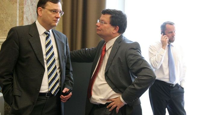 Ministři Nečas, Vondra a Říman před jednáním vlády.