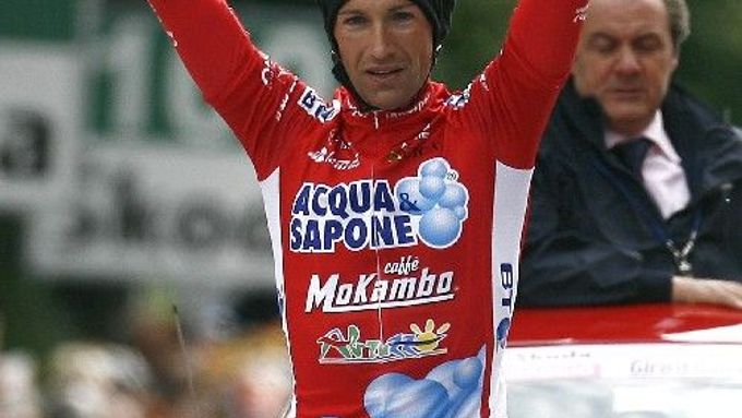 Italský cyklista Stefano Garzelli se raduje z vítězství v 16. etapě Gira d'Italia, která končila v rakouském Linci.