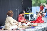 Program zahájil indický kytarista Debashish Bhattacharya (uprostřed), který přijel s dcerou, zpěvačkou Anandi (vpravo).